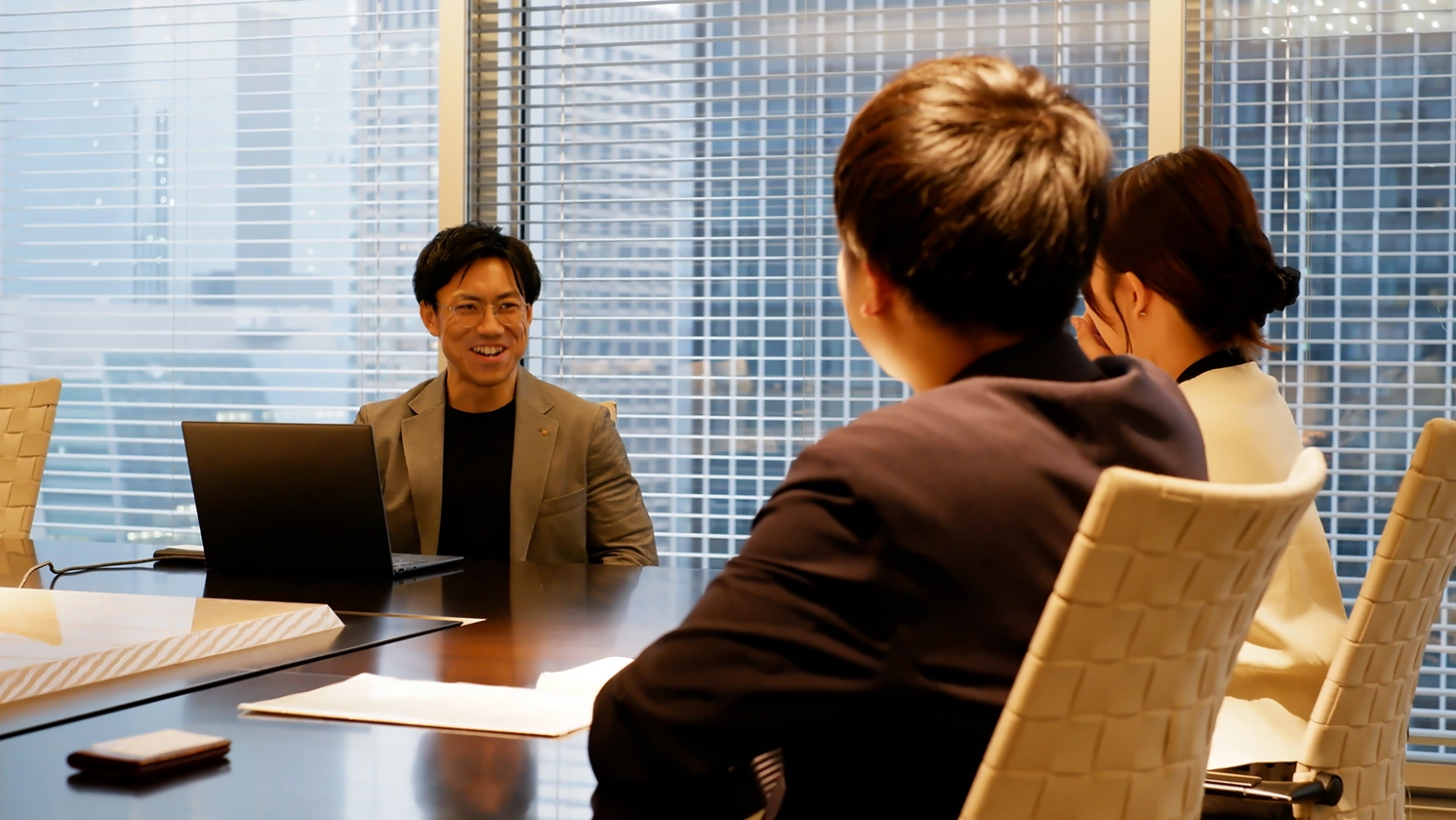 a₩ȕ͋CŃC^r[󂯂a،̒삳ƃC^rA[̑w2lBItBX̉cł̃C^r[i