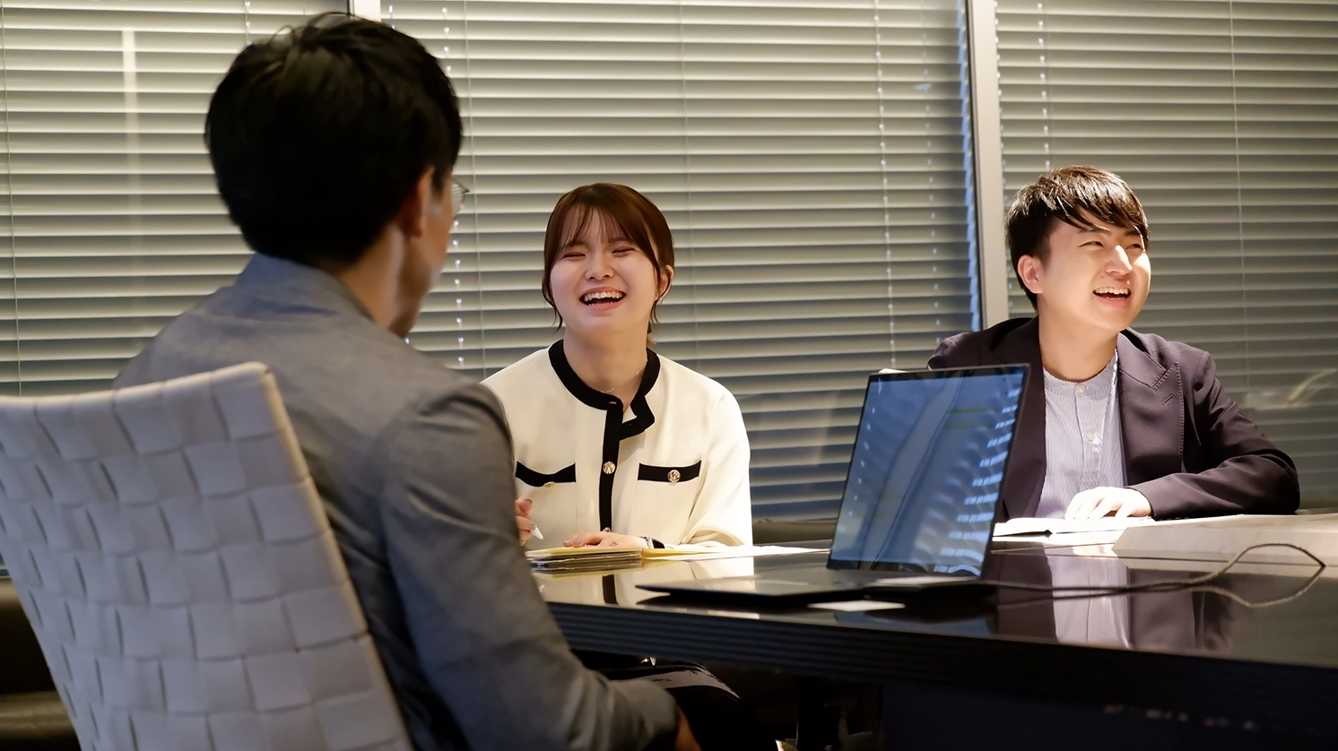 �a�₩�ȕ��͋C�̃C���^�r���[�B��c���Œ��삳��̘b�𕷂��Ȃ���Ί���������w���C���^�r���A�[2��