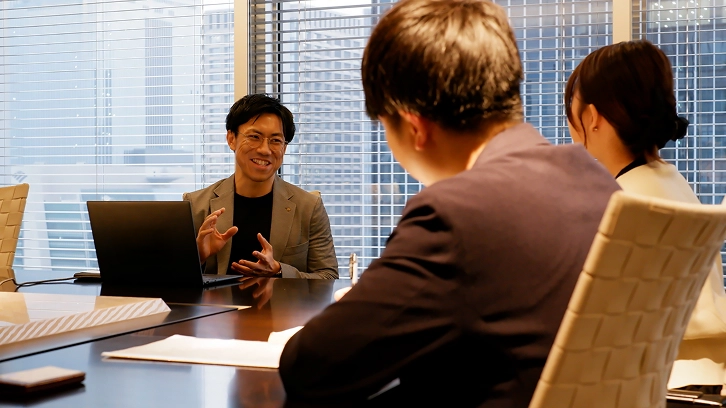 �I�t�B�X�ŃC���^�r���[�ɓ������a�،��̒��삳��B�Ί�Ŏ�𓮂����Ȃ���������Ă���l�q